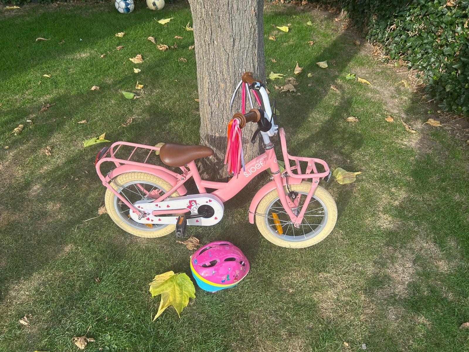 Roze kinderfiets Sjoef met zijwieltjes en helm, Terugtraprem, Zijwieltjes, Ophalen of Verzenden, Minder dan 16 inch