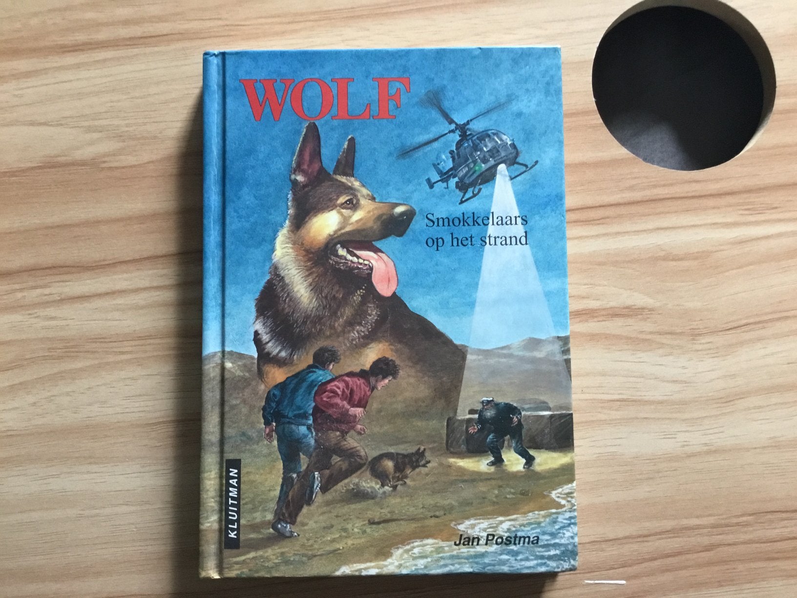 Boek wolf smokkelaars op het strand, Boeken, Ophalen of Verzenden, Zo goed als nieuw, Fictie algemeen