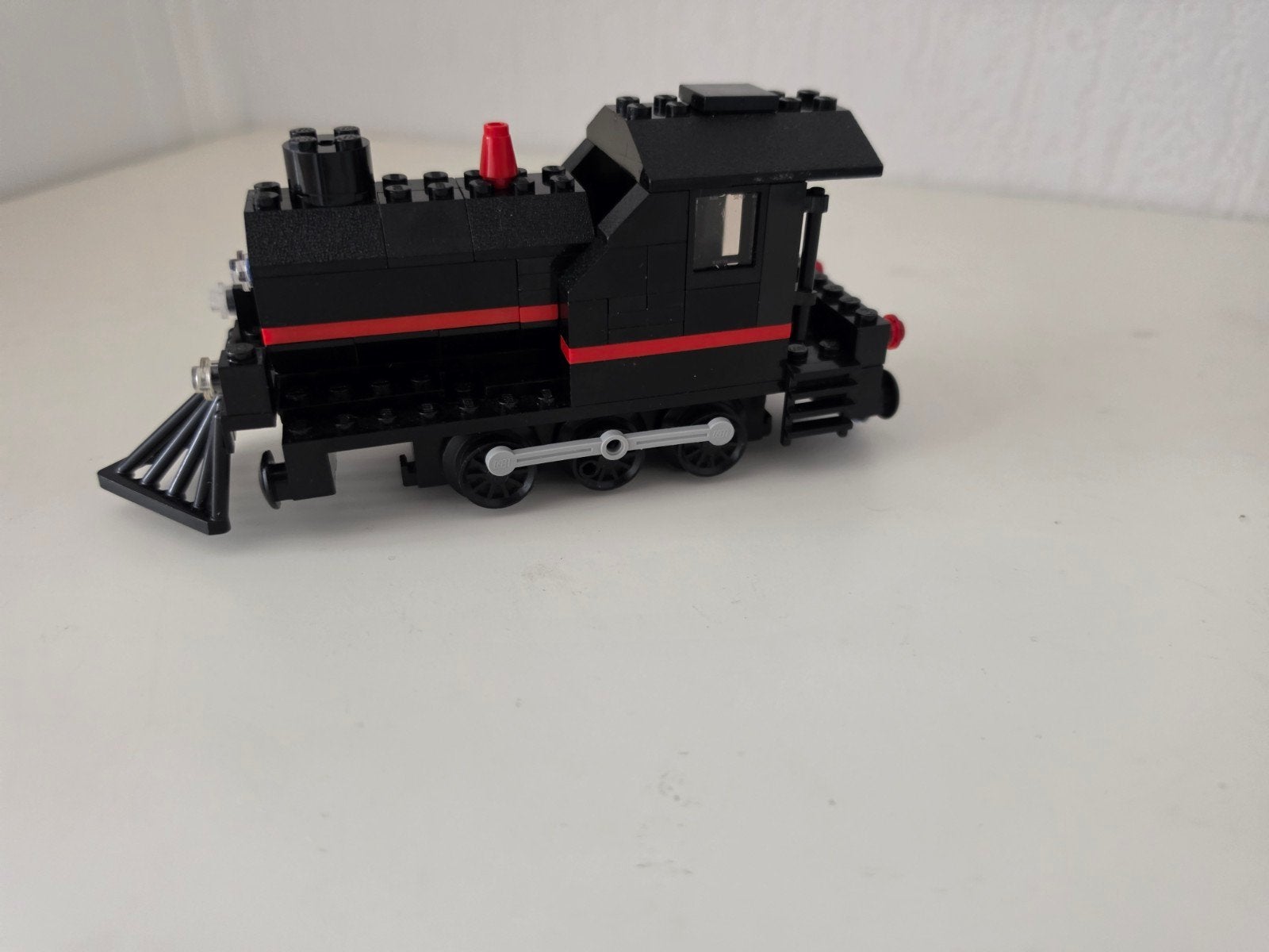 Lego Locomotief MOC 12V - Zwart met rode accenten, Kinderen en Baby's, Speelgoed | Duplo en Lego, Ophalen of Verzenden