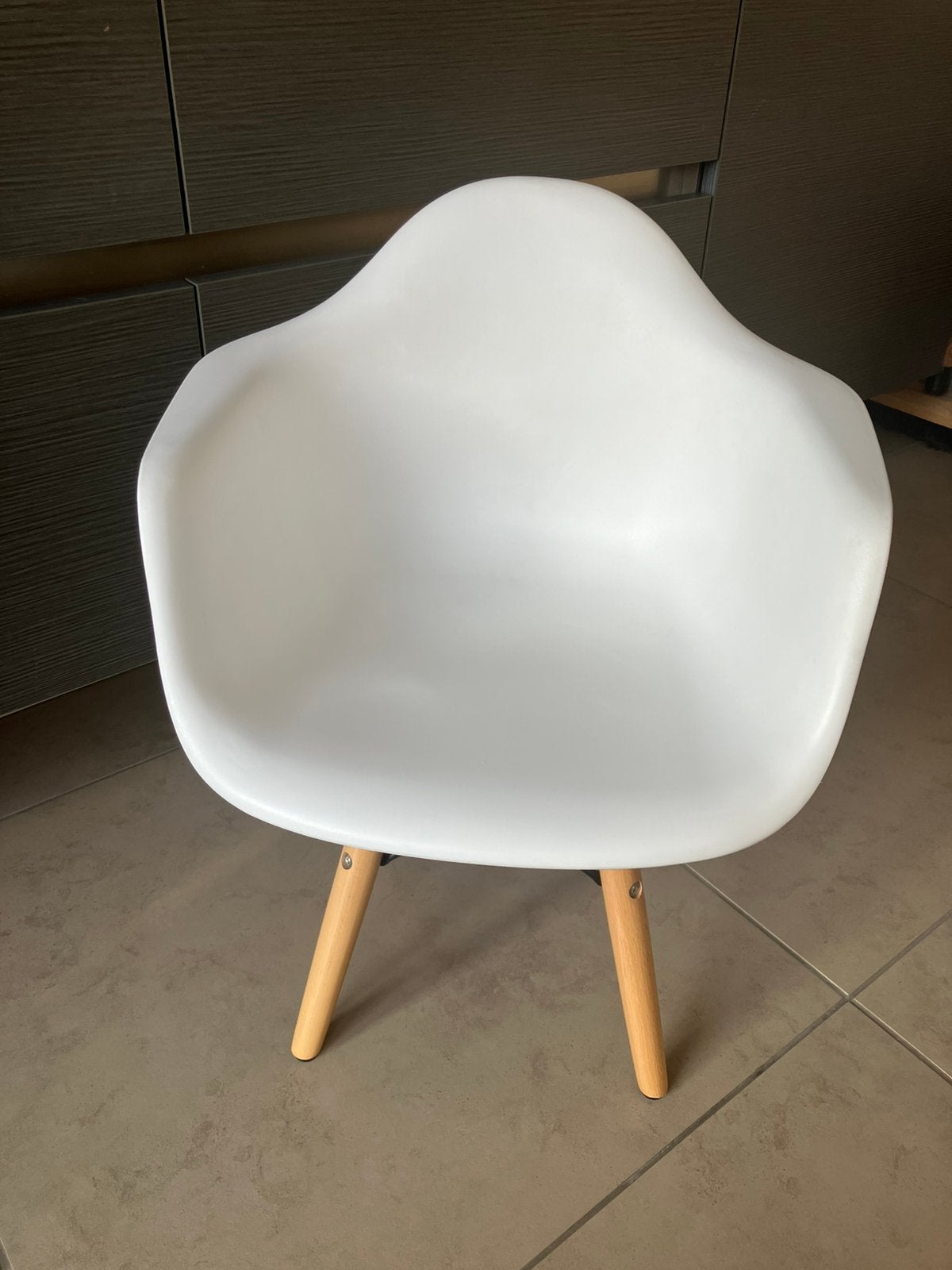 Kuipstoel kind wit (model als Eames Dew), Huis en Inrichting, Stoelen, Zo goed als nieuw, Eén, Hout, Wit, Ophalen