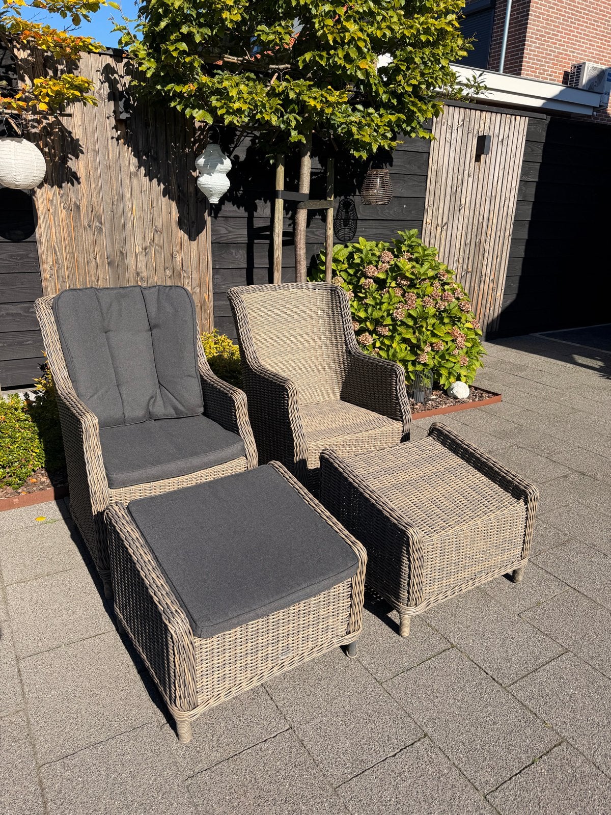 4 Wicker Tuinstoelen met 2 Voetenbankjes, Tuin en Terras, Ophalen, Zo goed als nieuw
