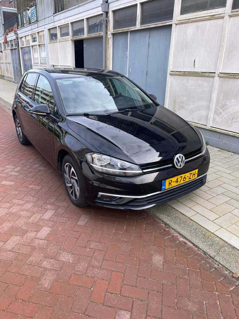 Volkswagen Golf 1.0 TSI 110pk 5D 2017 Zwart km 146.000, Voorwielaandrijving, Stof, Zwart, Handgeschakeld