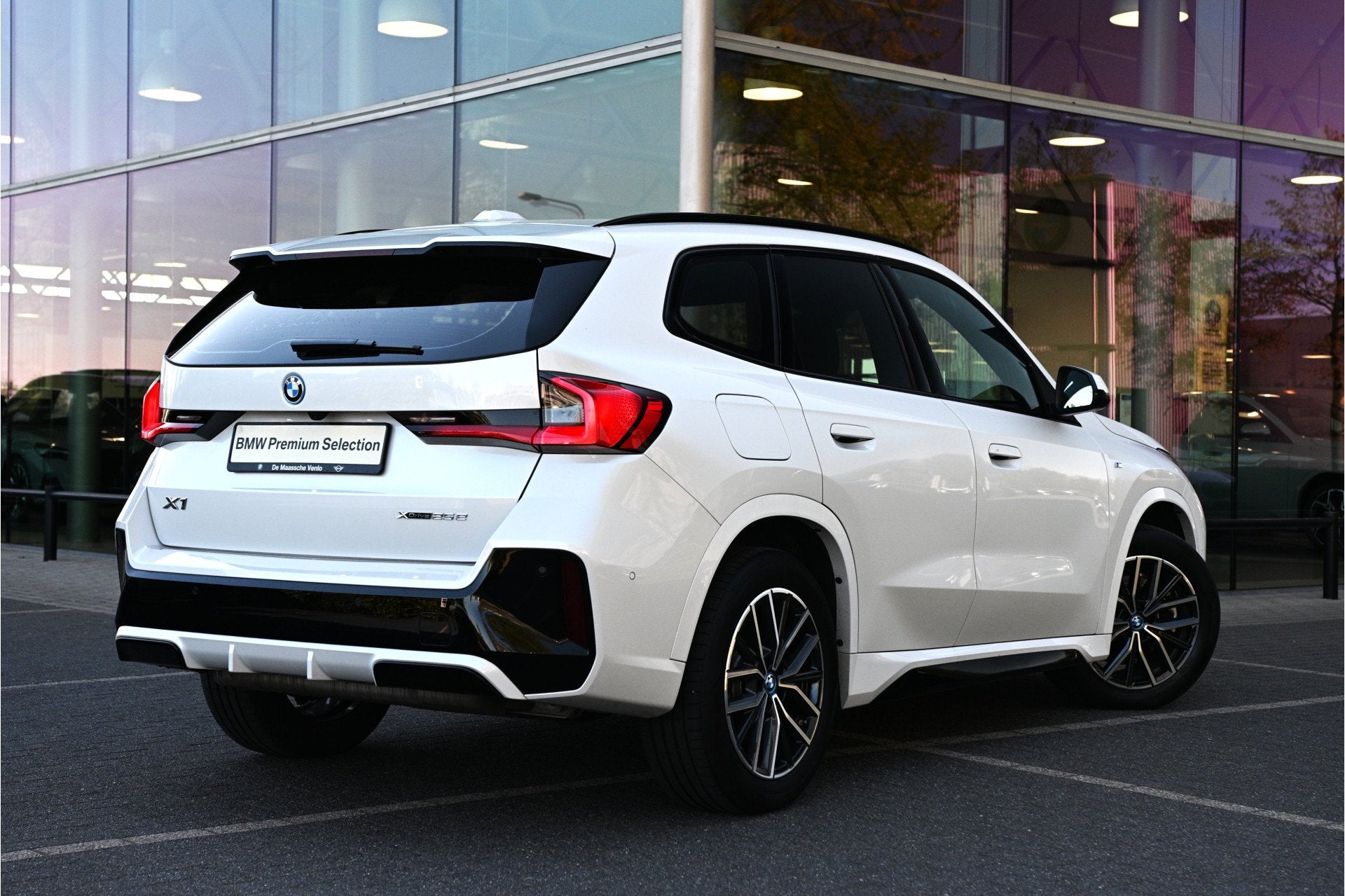 BMW X1 xDrive25e M Sport Automaat / Sportstoelen / M Adaptie, Auto's, Dealer onderhouden, Gebruikt, Zwart, Wit