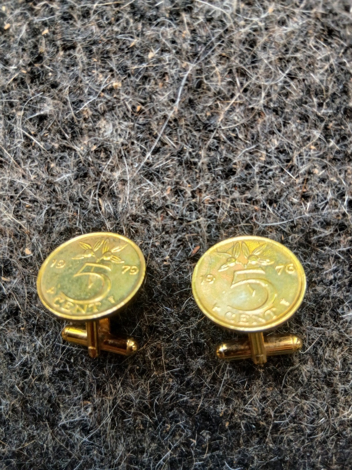 2 aparte manchetknopen van 5 cent1x 1976 1x 1979, Ophalen, Zo goed als nieuw, Overige materialen