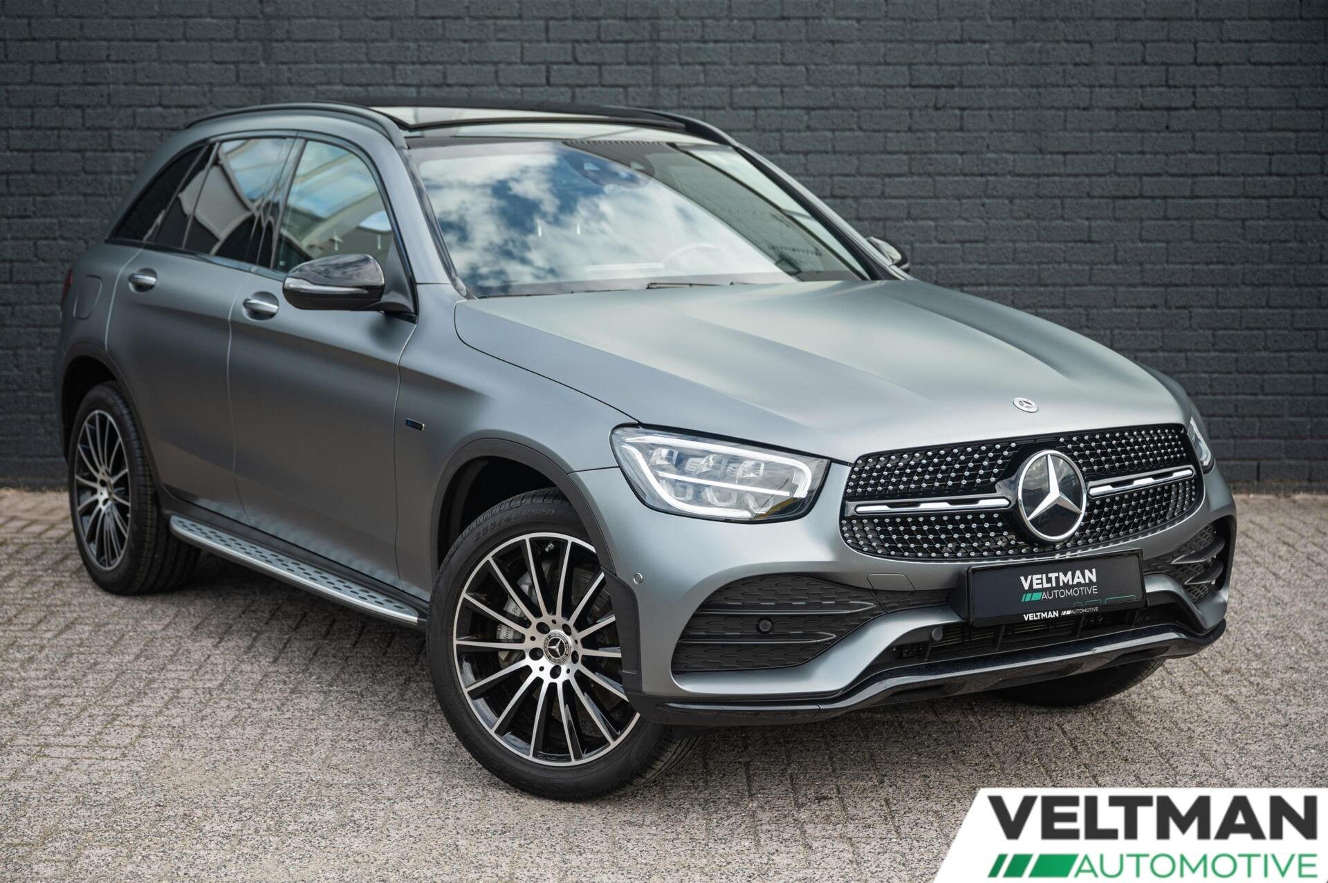 Mercedes GLC-klasse 300e 4MATIC AMG LINE PANO BURMESTER MEMO, Auto's, Automaat, Dealer onderhouden, Gebruikt, 4 cilinders