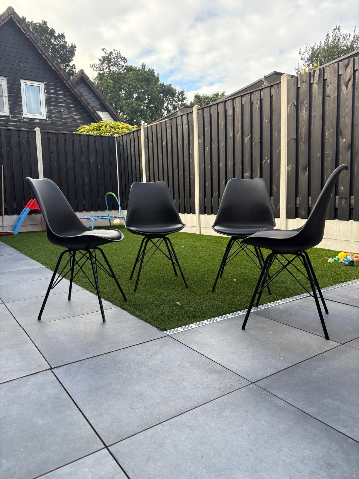 4 zwarte eetkamerstoelen in goede staat, Huis en Inrichting, Stoelen, Ophalen, Kunststof, Gebruikt, Zwart