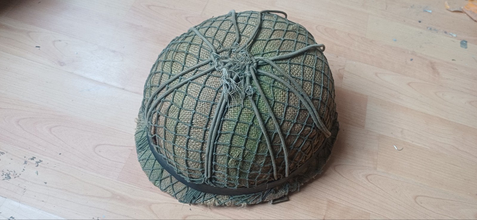 Vintage Militaire Helm met Net - Leger Collectie, Ophalen of Verzenden, Landmacht, Overige gebieden, Helm of Baret