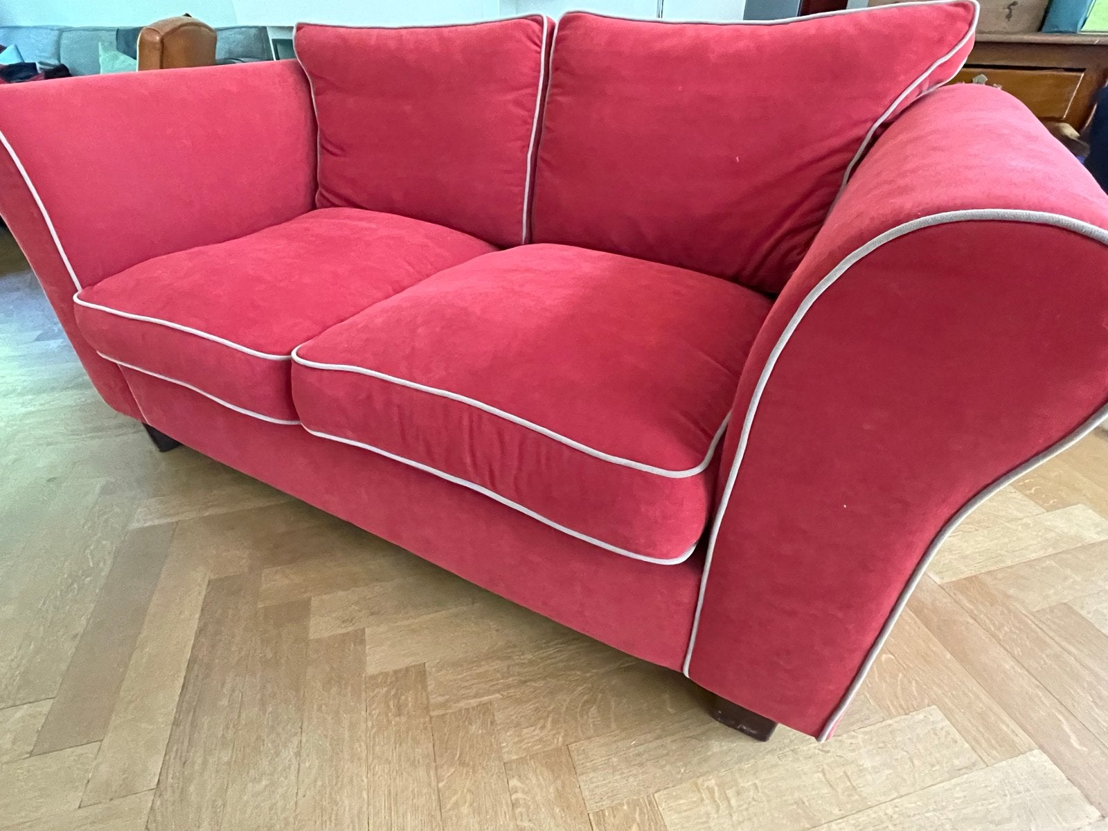 Comfortabele rode tweezitsbank met witte bies, Huis en Inrichting, Banken | Bankstellen, Ophalen, Gebruikt, 150 tot 200 cm, Tweepersoons