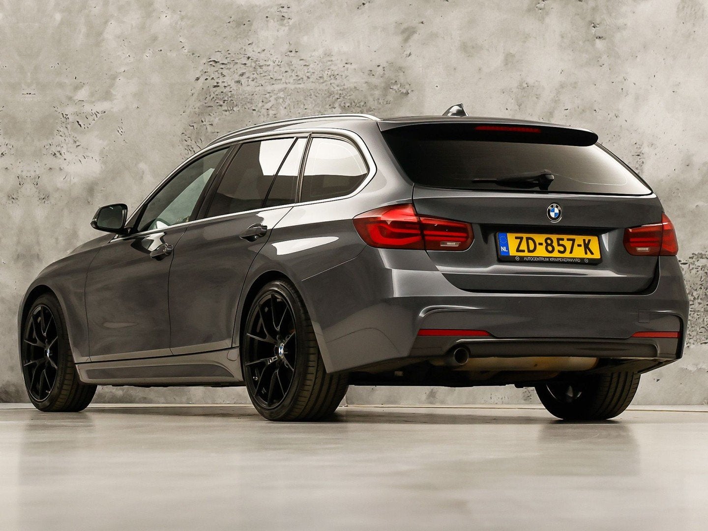 BMW 3 Serie 318i M Sport Automaat (PANORAMADAK, M PAKKET, GR, Automaat, Gebruikt, 1465 kg, 3 cilinders