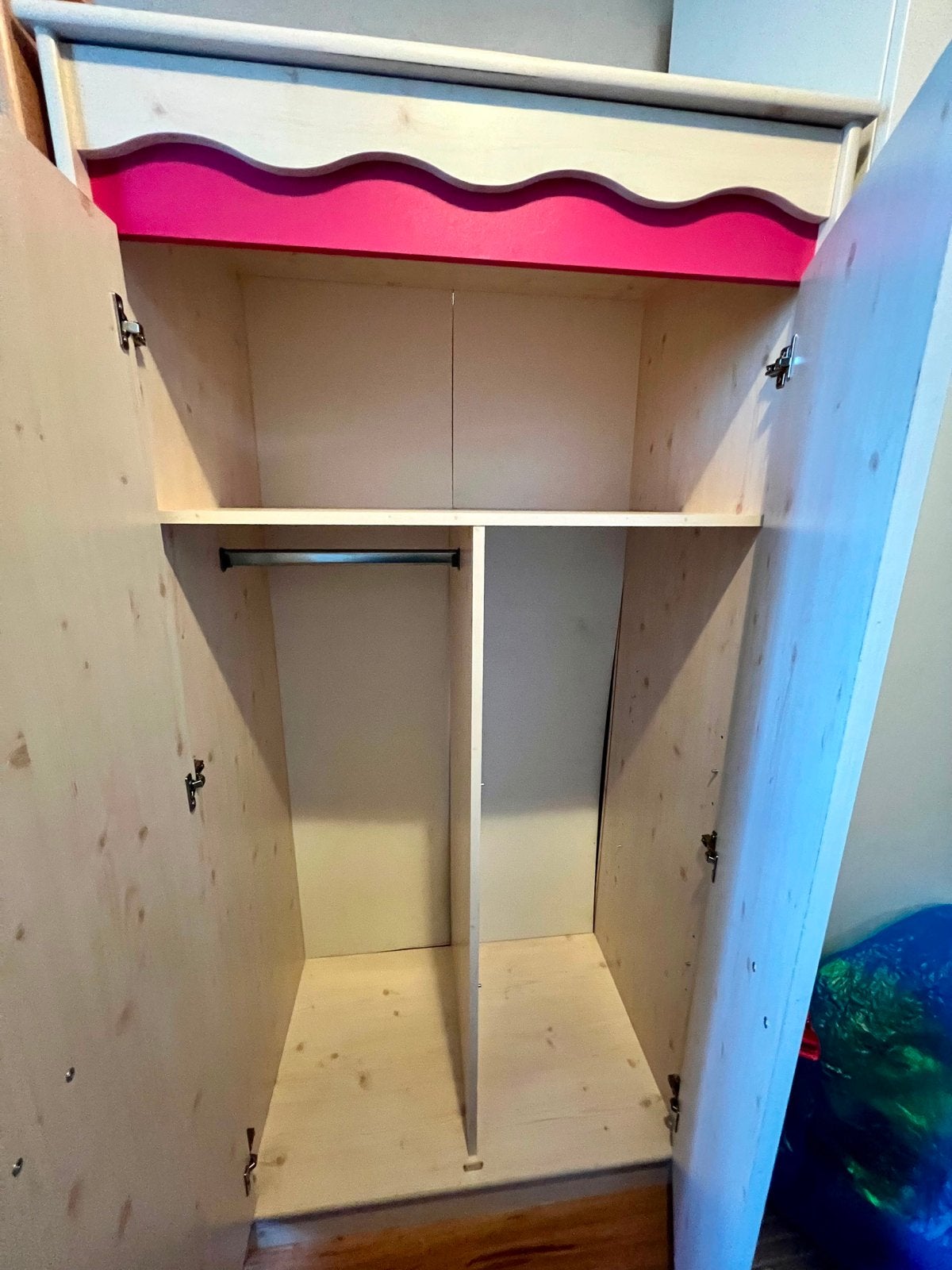 Gratis af te halen: Meisjeskledingkast licht grenen/roze, Ophalen, Gebruikt, 50 tot 100 cm, 25 tot 50 cm