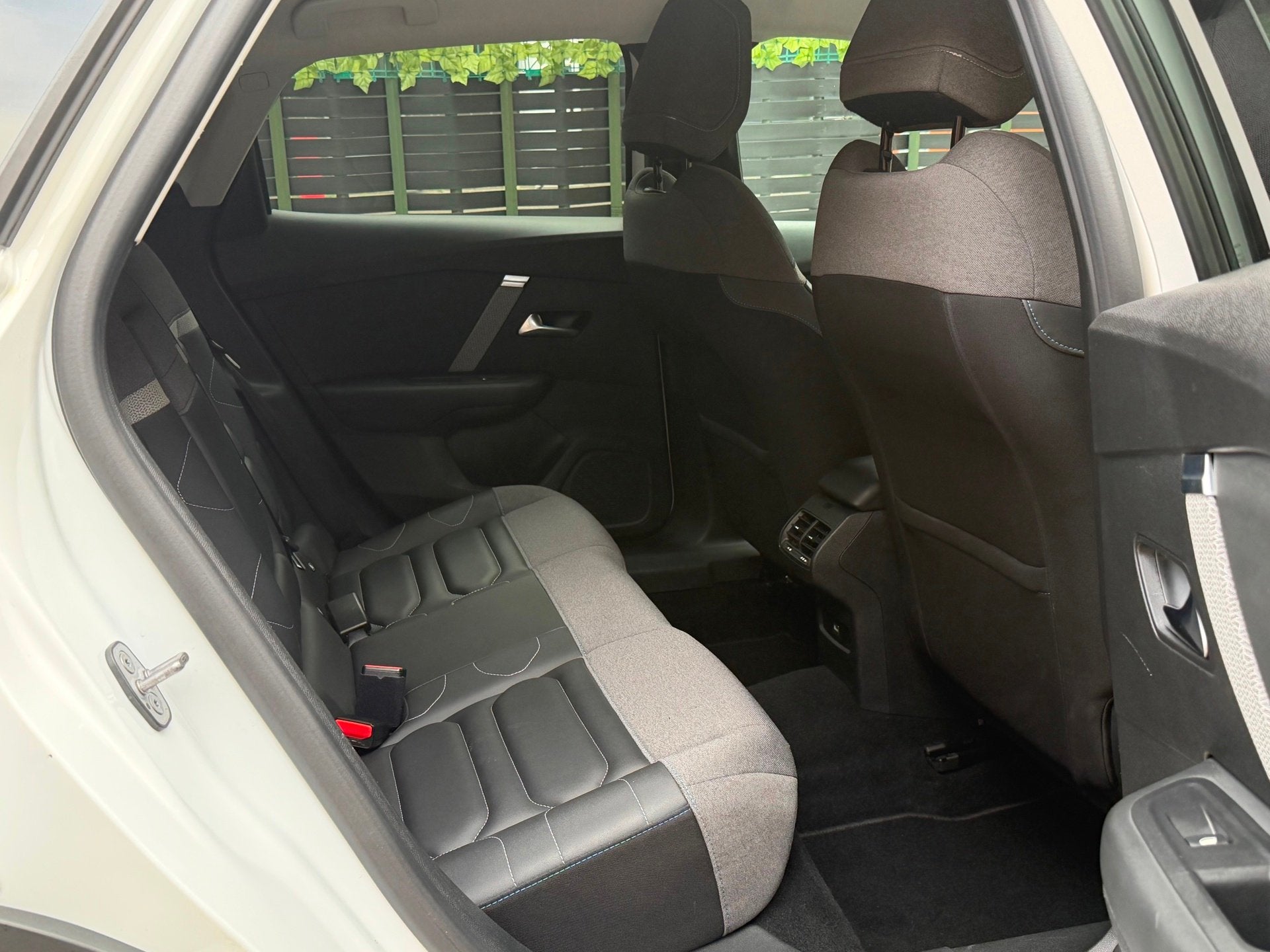 Foto 14 van Citroen C4 1.2 Puretech Shine wit 2021 TREKHAAK|LED|NAVI|NAP