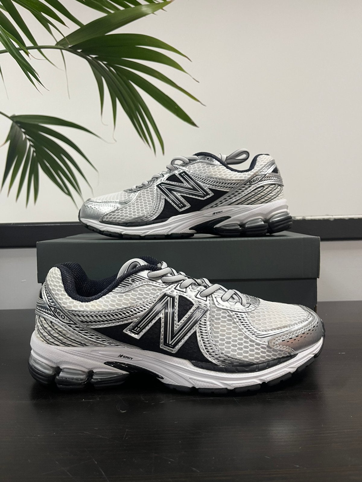 New Balance 860v2 White Silver, Wit, Ophalen of Verzenden, Sneakers of Gympen, Zo goed als nieuw
