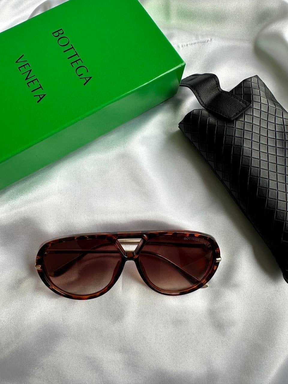Bottega Veneta Zonnebril - Bruin met Gouden Details, Overige merken, Zonnebril, Bruin, Ophalen of Verzenden