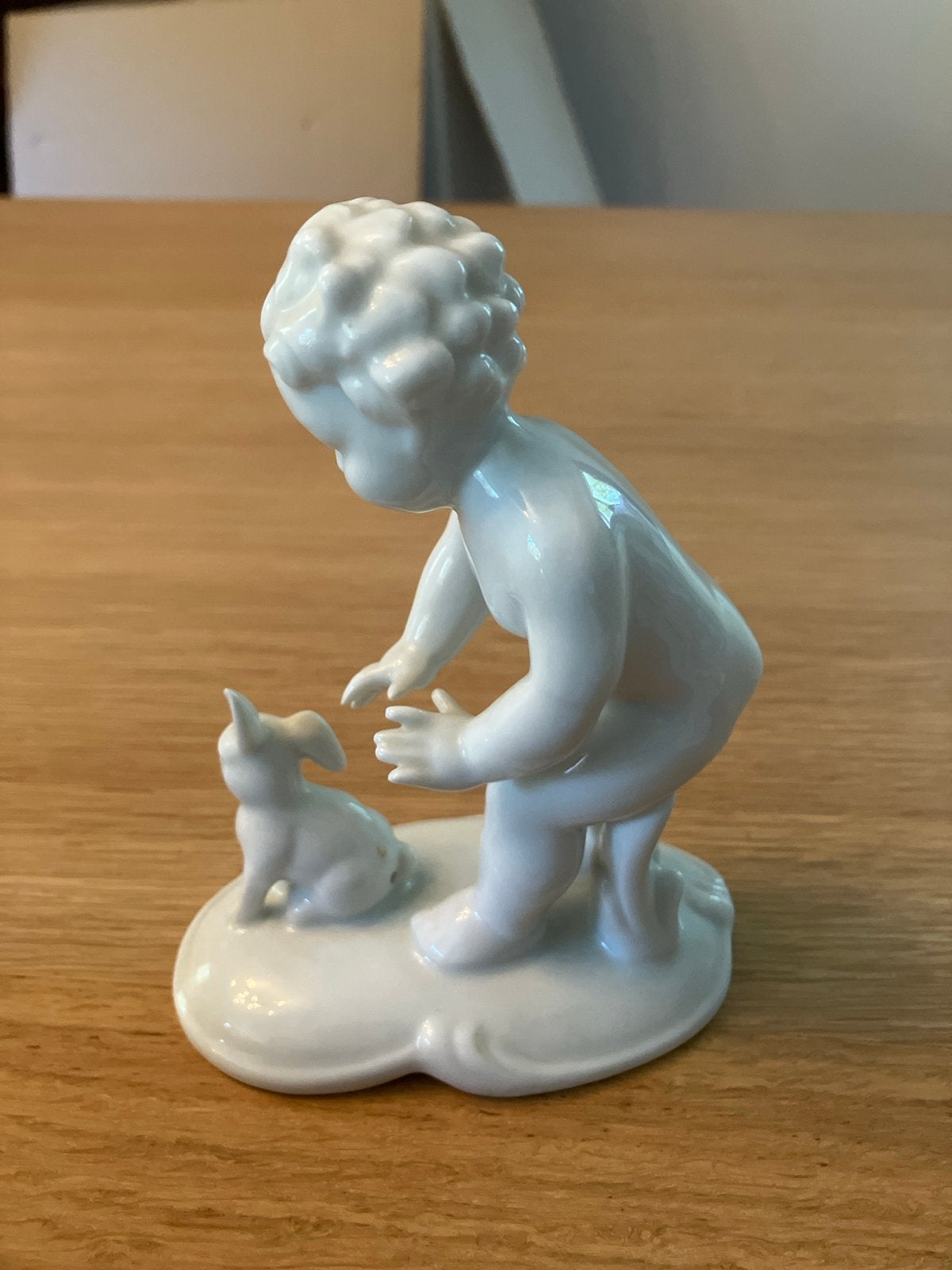 Porseleinen beeldje: Kindje met konijn, Antiek en Kunst, Ophalen of Verzenden