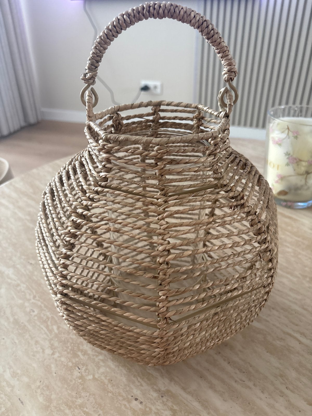 Rieten vaas H&M met glazen binnenvaas, Huis en Inrichting, Woonaccessoires | Vazen, Ophalen, Beige, Natuurlijk materiaal, Zo goed als nieuw