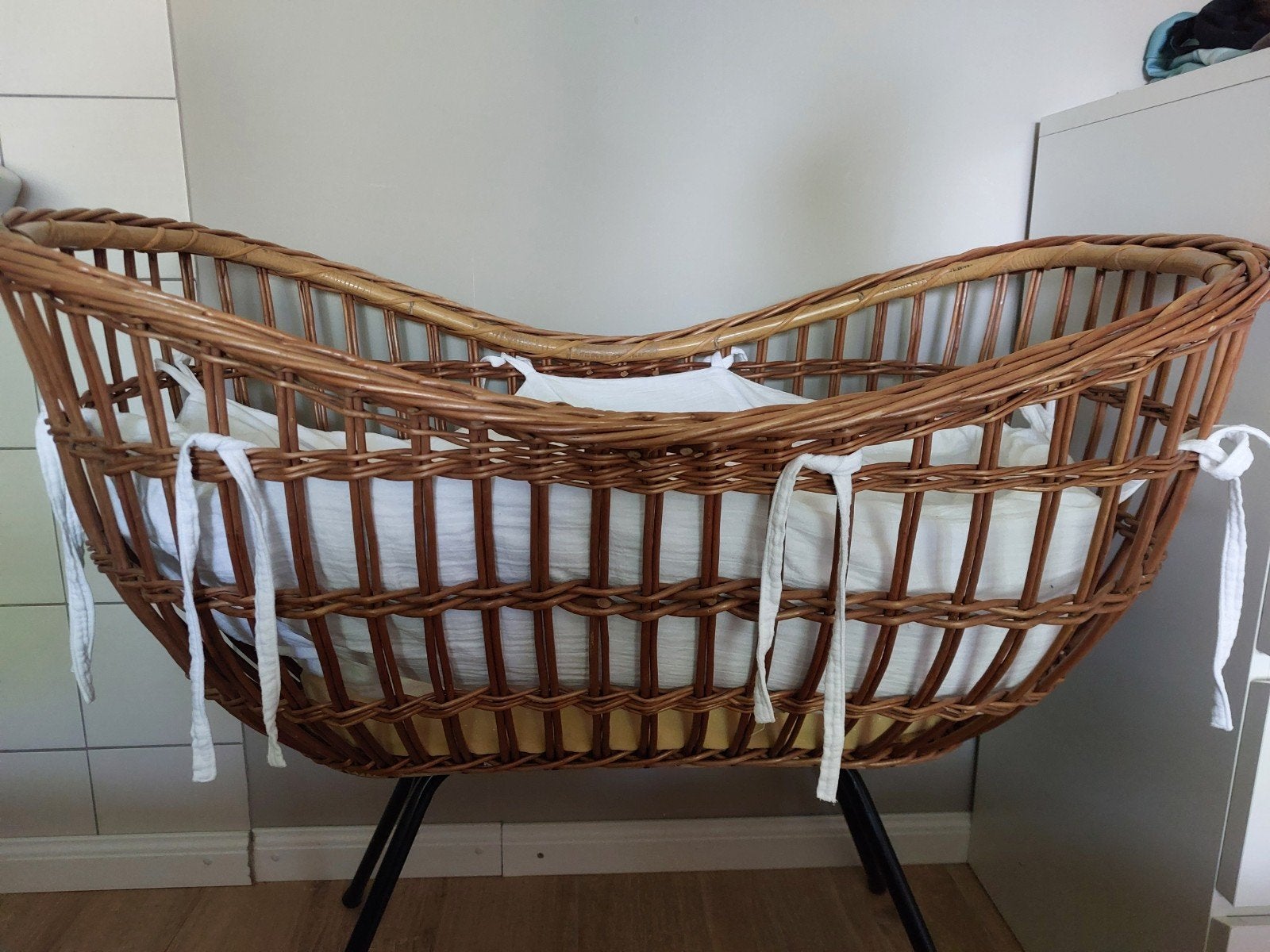 Mooie rotan wieg. Met stoffe bumper, zonder matras., Ophalen, Wieg