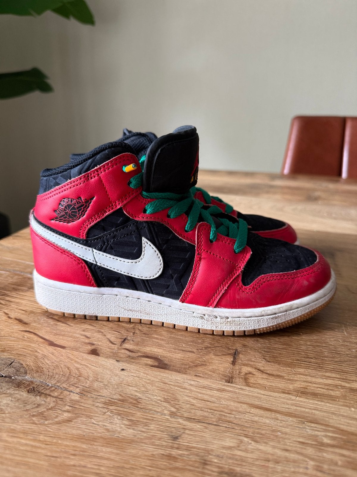 Nike Air Jordan 1 Rood Zwart Groen Maat 35.5, Gebruikt, Ophalen of Verzenden, Jongen of Meisje, Sportschoenen