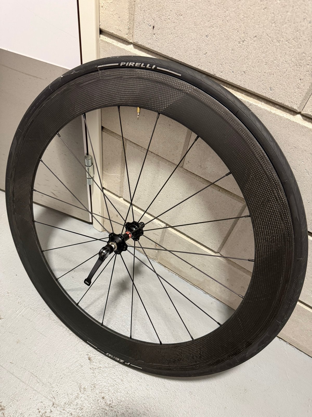 Carbon 60cm voorwiel met pirelli band, Wiel, Ophalen of Verzenden, Zo goed als nieuw, Tijdrit-/triatlonfiets
