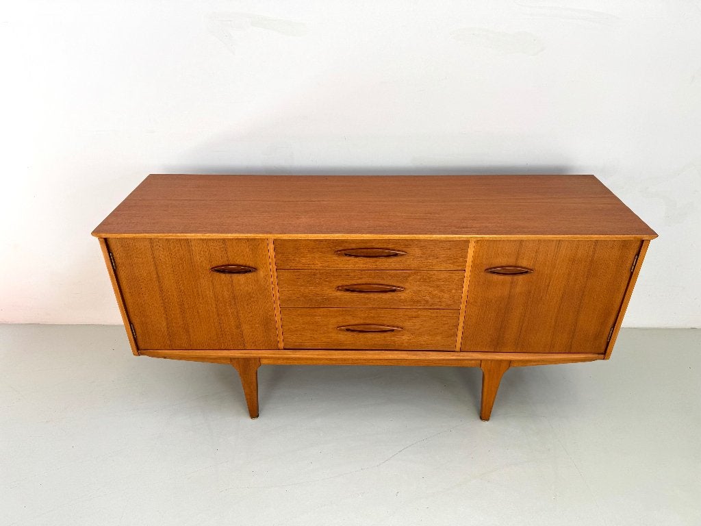Vintage dressoir Jentique., Huis en Inrichting, 150 tot 200 cm, Teakhout, Ophalen of Verzenden, Zo goed als nieuw