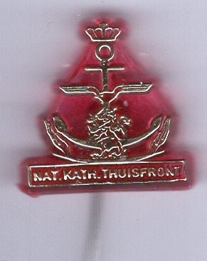 Nat. Kath. Thuisfront goud op rood plastic speldje( P_070), Verzamelen, Verzenden, Zo goed als nieuw, Transport, Speldje of Pin
