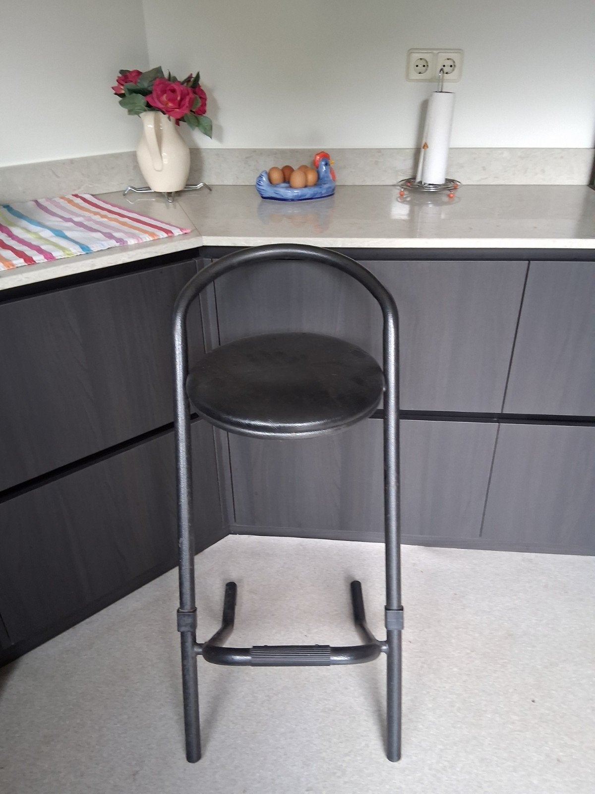 Keukenstoel / Kruk met rugleuning - Zwart, Ophalen, Kunststof, Met voetsteun, 60 tot 90 cm