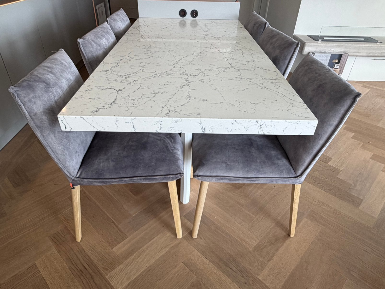 6 Bodilson eetkamerstoelen – grijs velours met houten poten, Huis en Inrichting, Complete eetkamers, Ophalen, Zo goed als nieuw