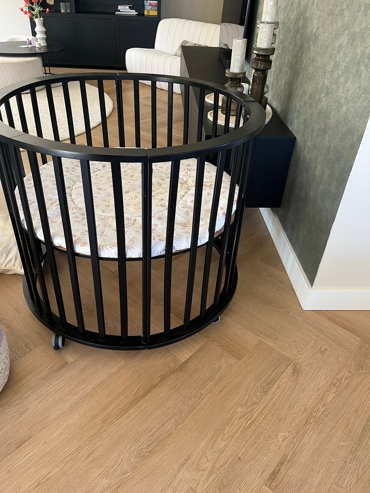 Ronde zwarte Europe Baby box met wieltjes, Kinderen en Baby's, Boxen, Ophalen, Gebruikt, Rond, In hoogte verstelbaar