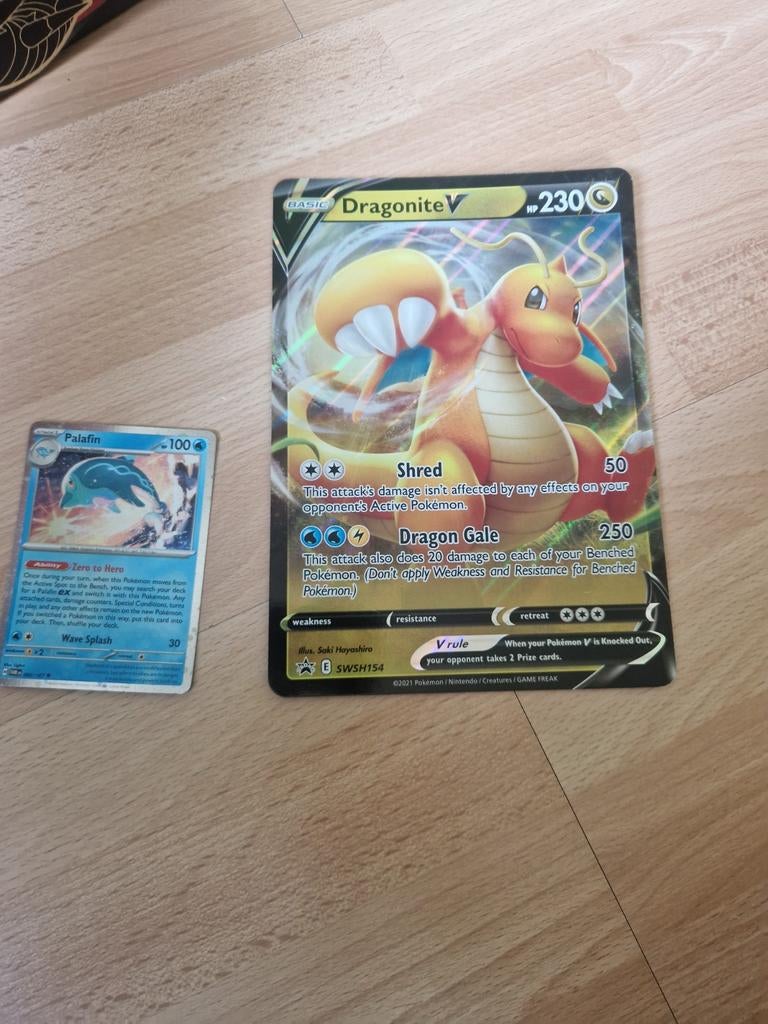 Dragonite V Pokémon Kaart - Zeldzaam en Groot Formaat, Ophalen, Zo goed als nieuw, Losse kaart