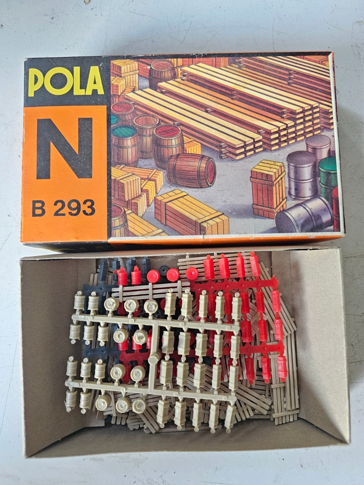 Pola N B 293 Hout en Tonnen Set - Nieuw in Doos, Hobby en Vrije tijd, Modeltreinen | N-Spoor, Ophalen of Verzenden, Nieuw, Overige typen