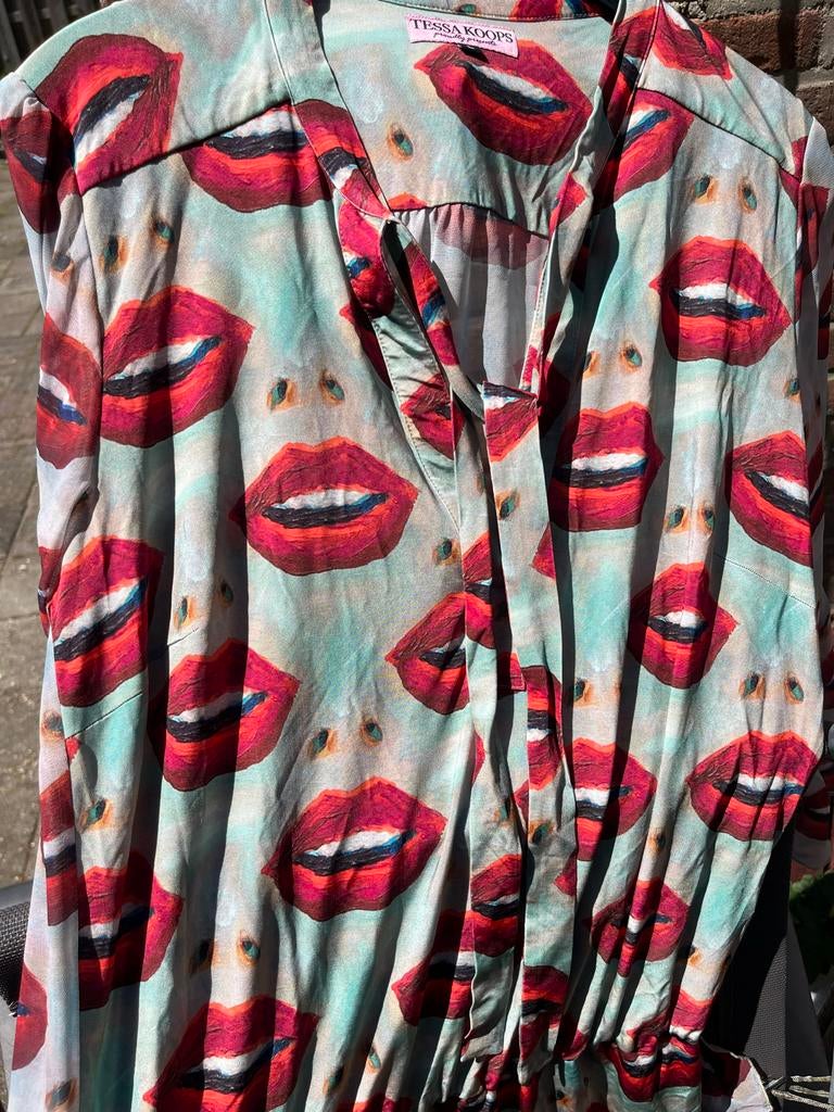 Tessa Koops Jurk met Lippenprint en Mesh Mouwen, Verzenden, Maat 42/44 (L), Zo goed als nieuw, Rood