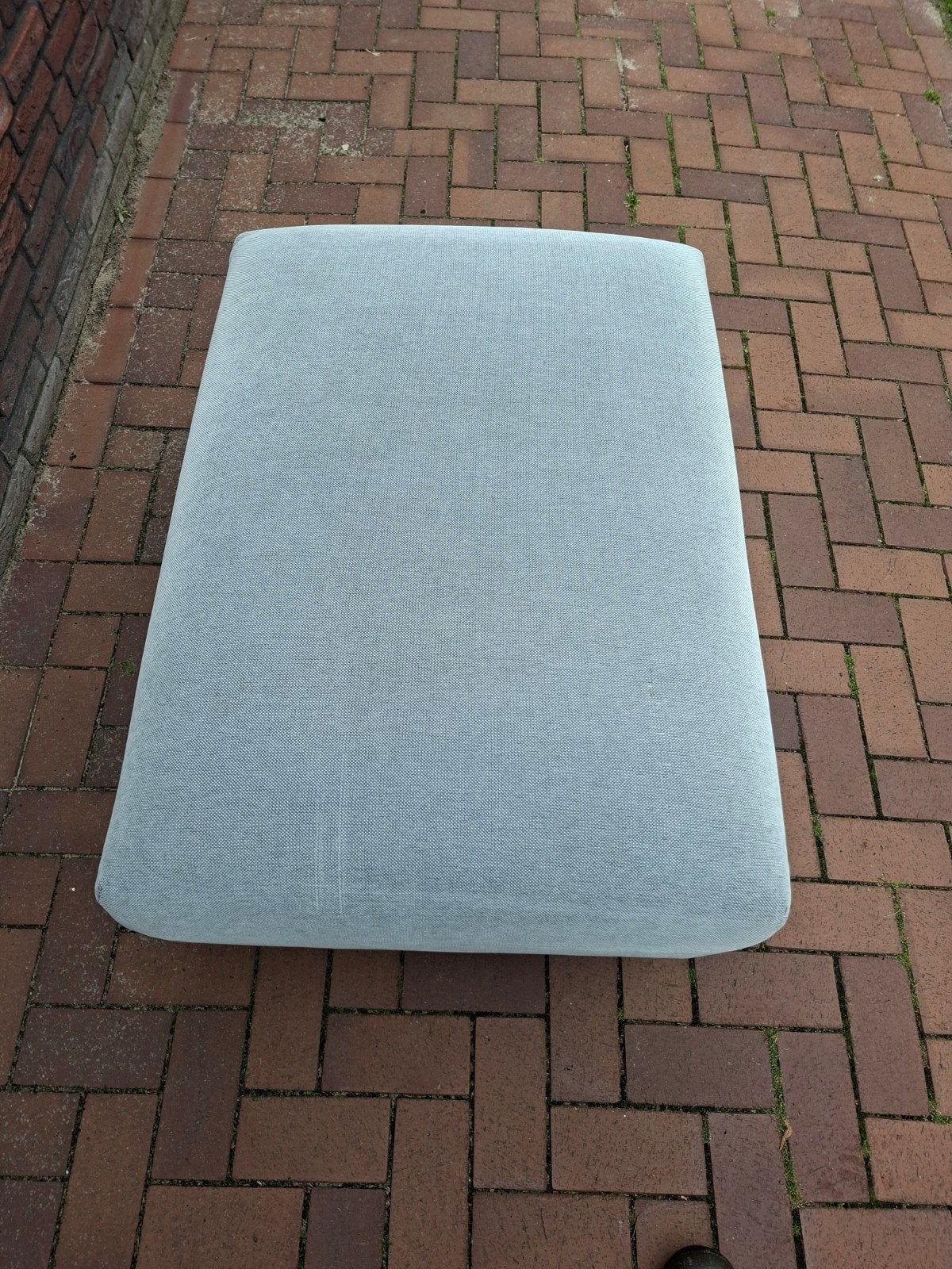 Moderne grijze poef/voetenbank, Ophalen, Gebruikt, 50 tot 75 cm, Stof