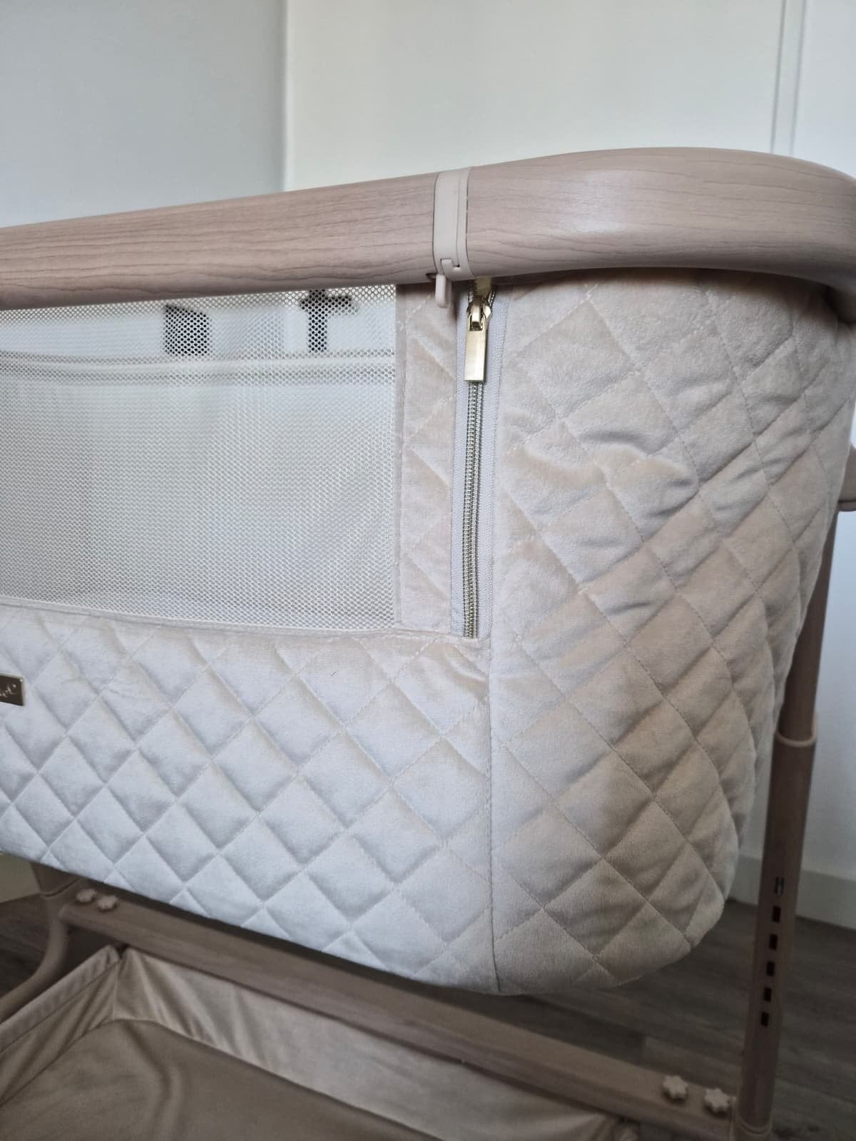 Qute Q-Wiggle Elektrische Co-Sleeper - Crème/Wit, Kinderen en Baby's, Ophalen, Zo goed als nieuw, Wieg