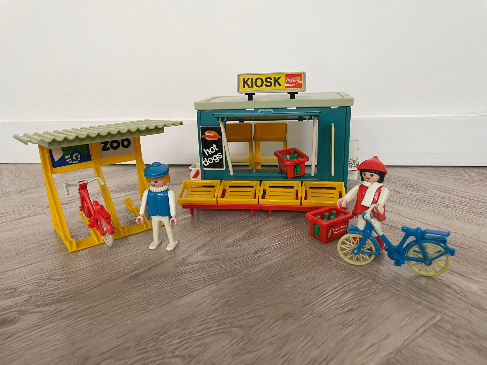 Vintage Playmobil Kiosk  3418 met fietsenstalling en figuren, Ophalen of Verzenden, Gebruikt, Jongen of Meisje