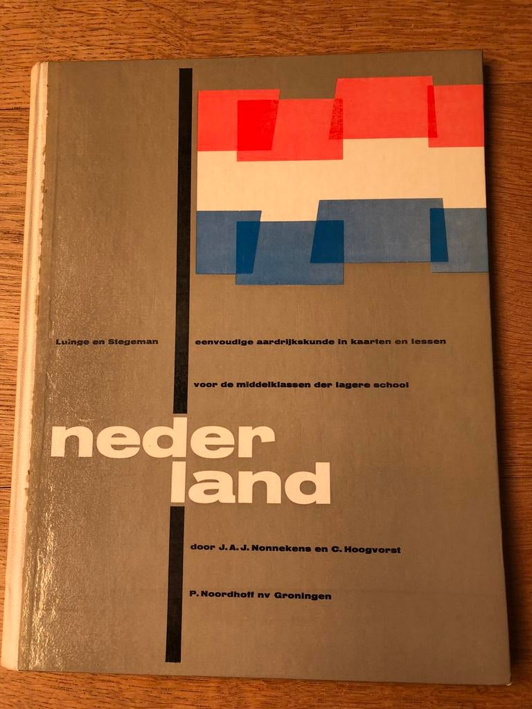 1961 - Nederland eenvoudige aardrijkskunde in kaarten en ……, Boeken, Gelezen, Overige typen, Ophalen of Verzenden, 1800 tot 2000