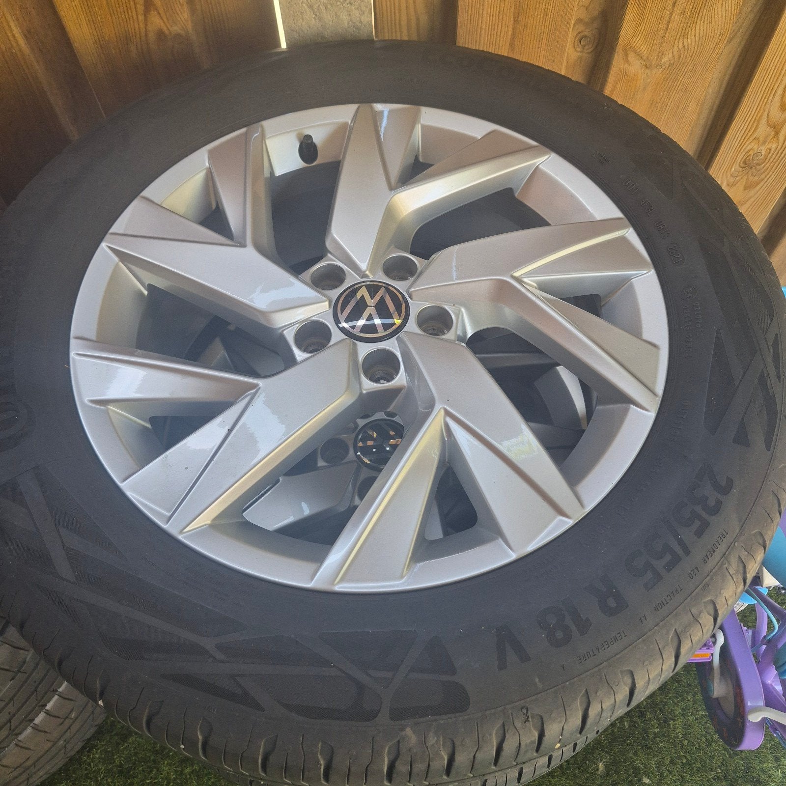vw tiguan velgen met banden 18inch, Ophalen, 18 inch, 235 mm, Band(en)
