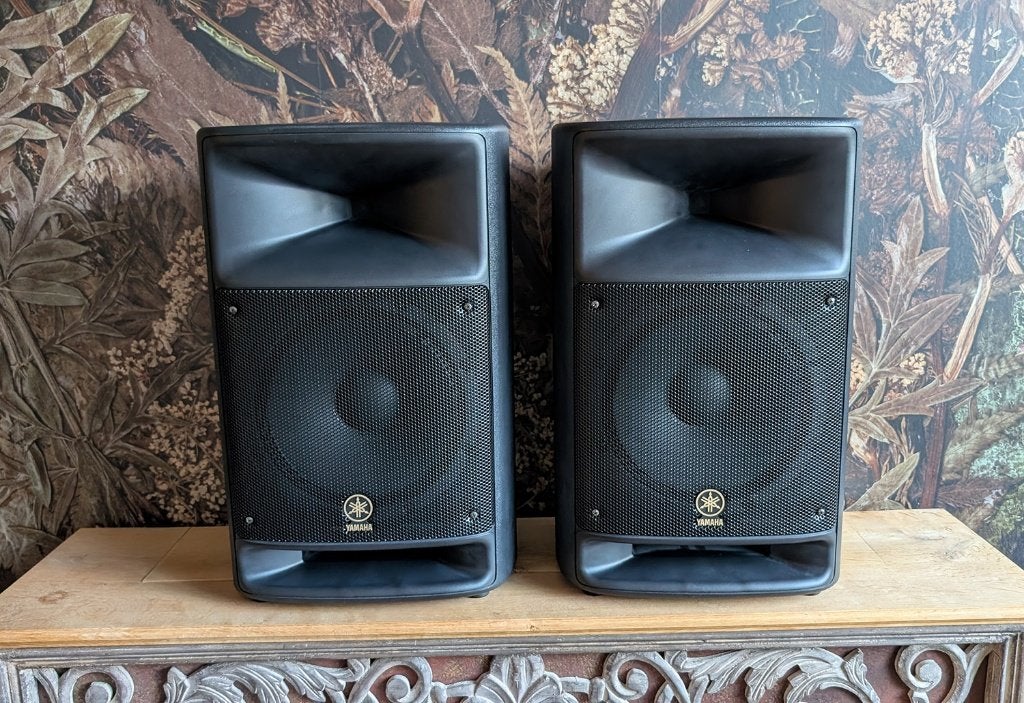 Yamaha Stagepas 500 - PA-systeem in trolleytas. Nieuwstaat., Ophalen, Zo goed als nieuw, 500 tot 1000 watt, P.A.