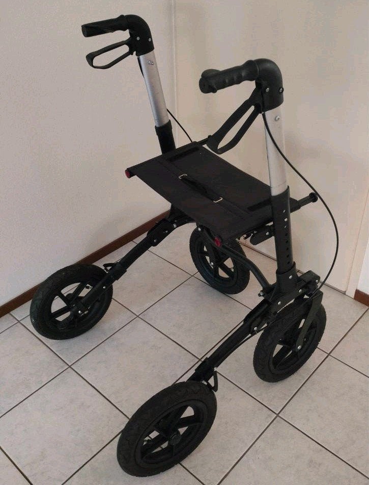 Inklapbare rollator met stevige banden, Ophalen