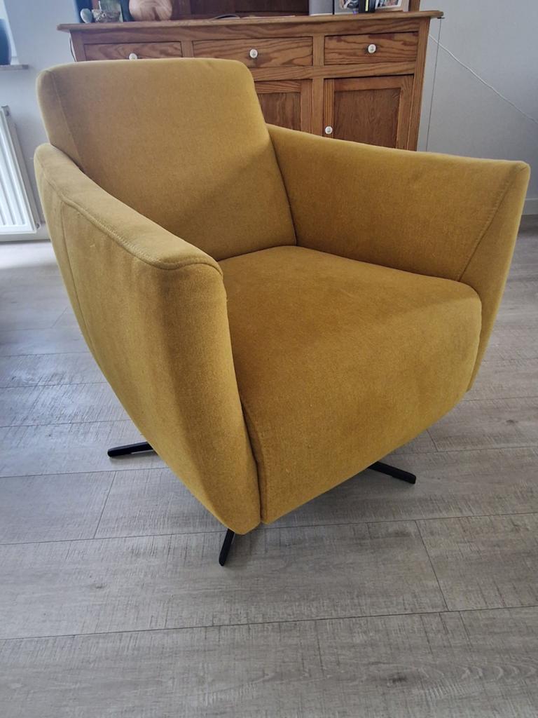 Draaifauteuil okergeel – warm, stijlvol & comfortabel, Huis en Inrichting, Fauteuils, Ophalen, Gebruikt, 75 tot 100 cm, Stof