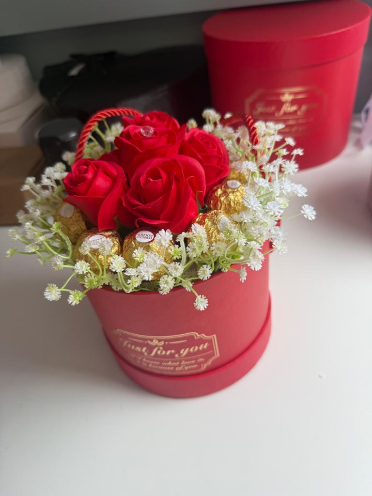 Valentijnscadeau: Rode Rozen & Ferrero Rocher Box, Overige materialen, Overige stijlen, Nieuw, Ophalen of Verzenden