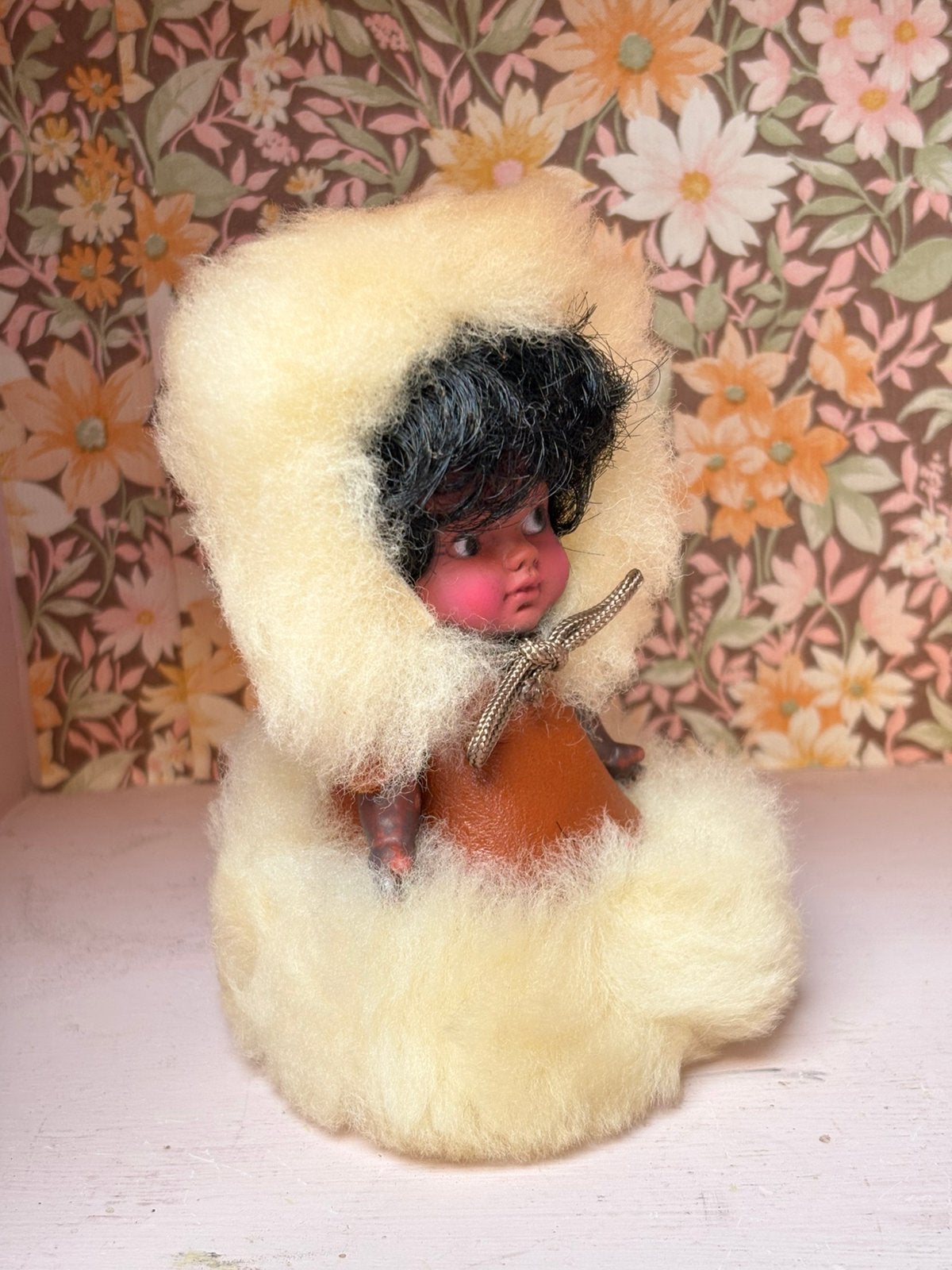 Lief klein popje eskimo nog in het doosje !, Ophalen of Verzenden, Pop