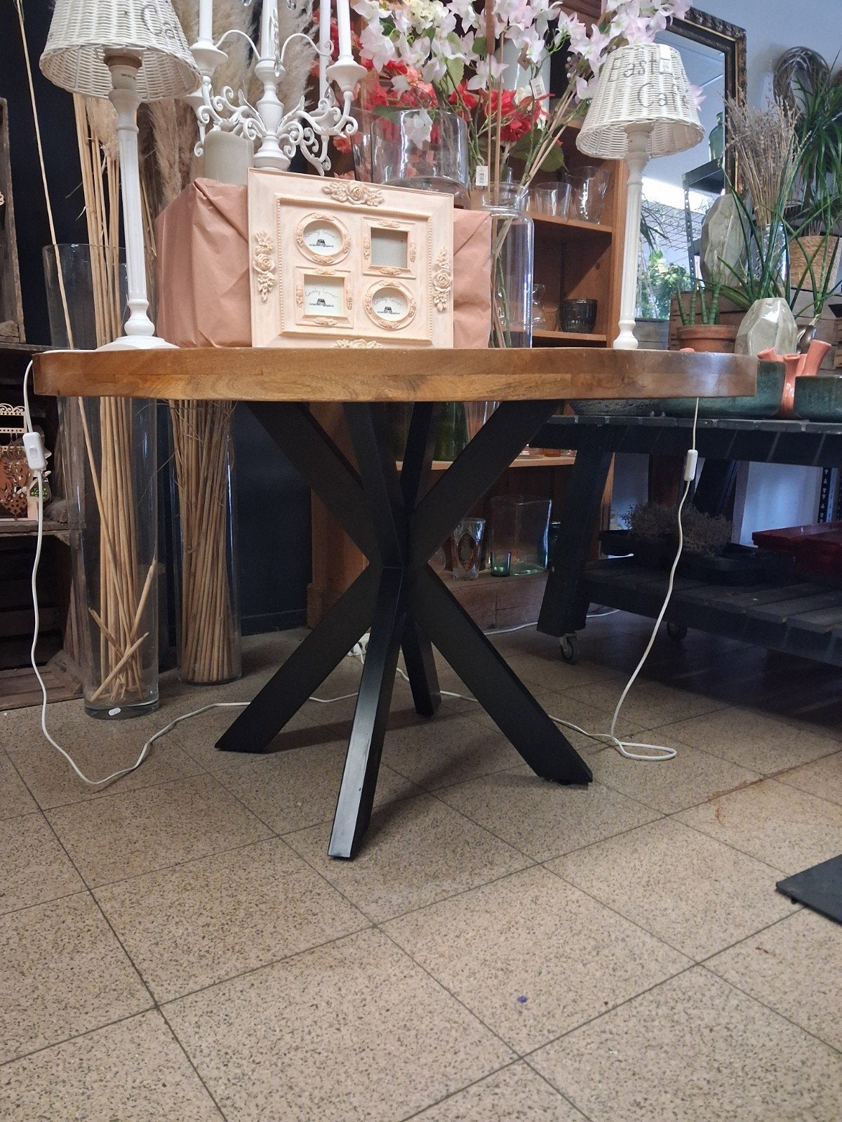 Ronde eettafel van mangohout met zwart metalen onderstel, Huis en Inrichting, Tafels | Eettafels, Rond, Industrieel, Modern, Zo goed als nieuw