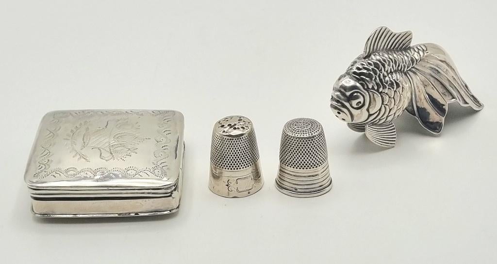 110. Zilveren strooier, pepermuntdoosje, etc. 1880-1960, Ophalen of Verzenden, Zilver