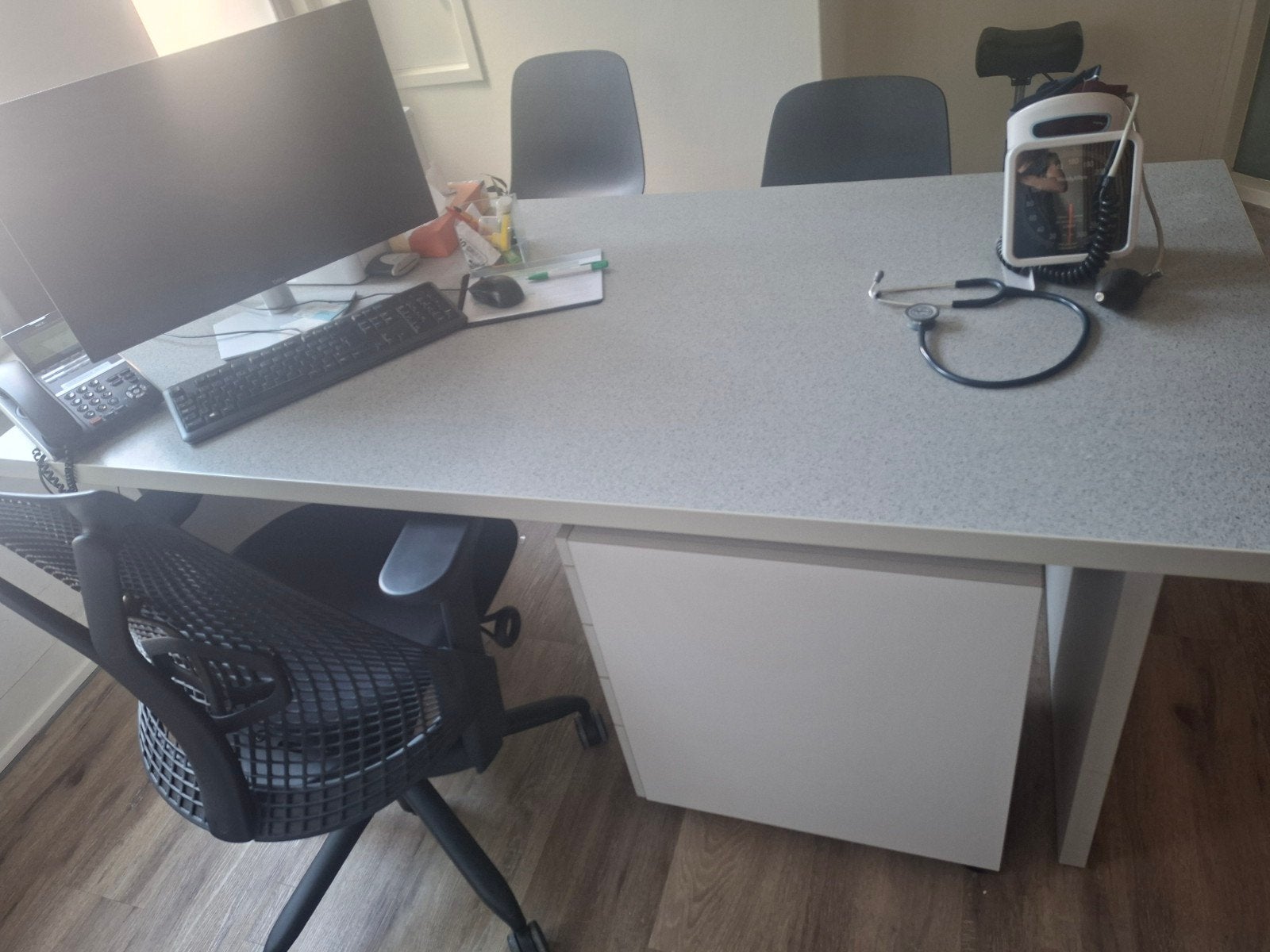 gratis af te halen 2 bureaus en kast in Velden, Ophalen, Gebruikt