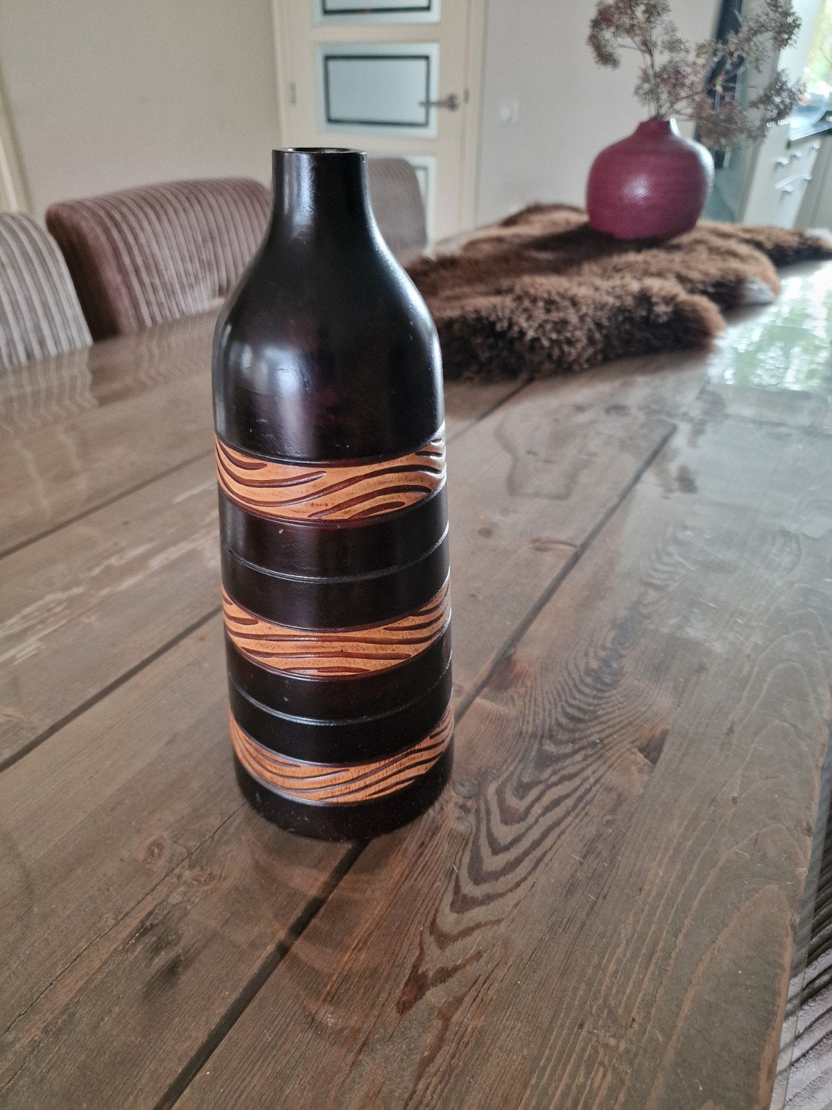 Donkerbruine houten vaas met houtkleurige accenten, Huis en Inrichting, Bruin, Ophalen of Verzenden, Zo goed als nieuw, Geschikt voor droogbloemen