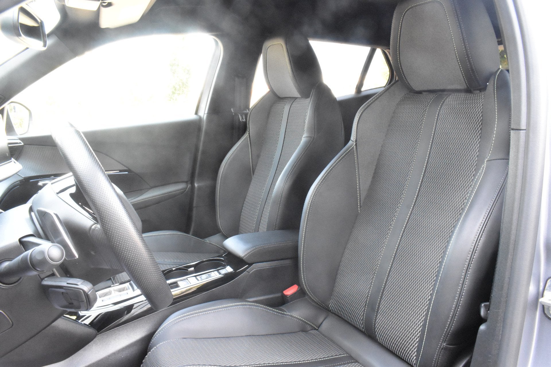 Peugeot 2008 Hybrid 145 EAT8 GT | Automaat | Navigatie | Air, Auto's, 136 pk, Gebruikt, 1199 cc, Leder en Stof