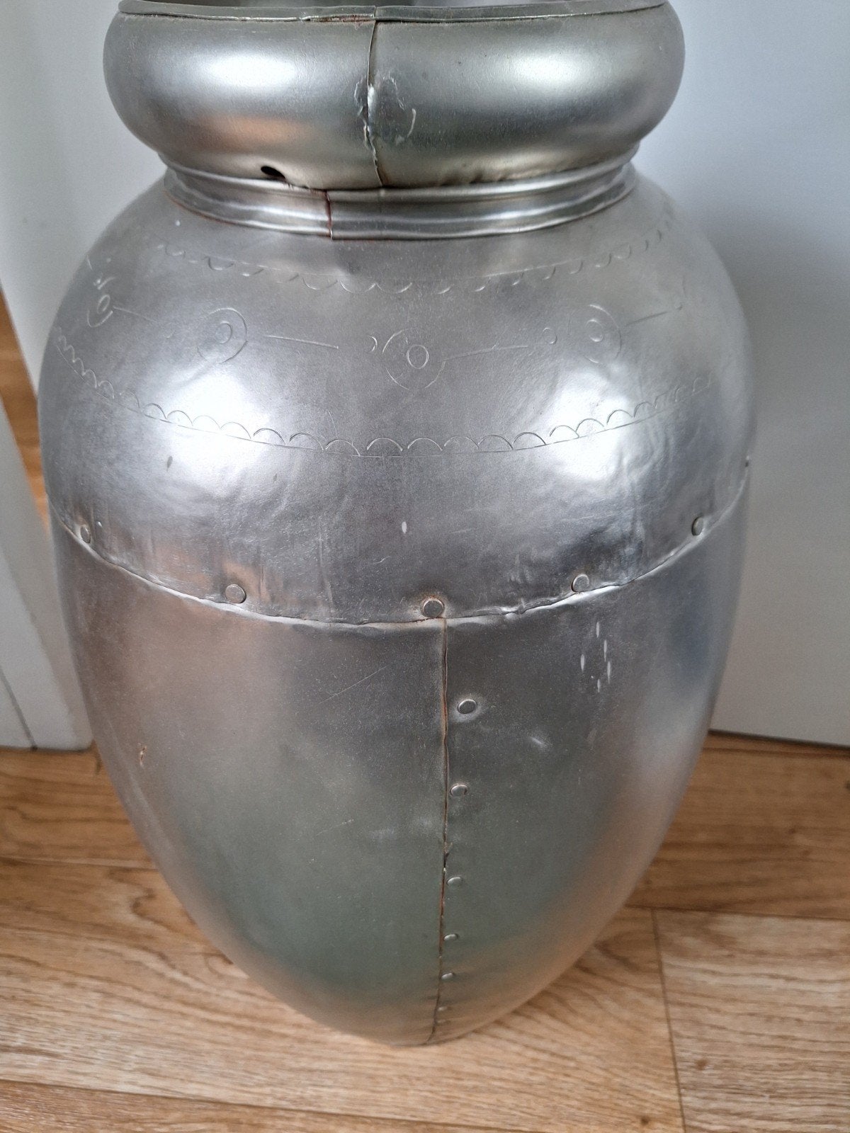 Hoge bronzen vaas met gravures, Ophalen