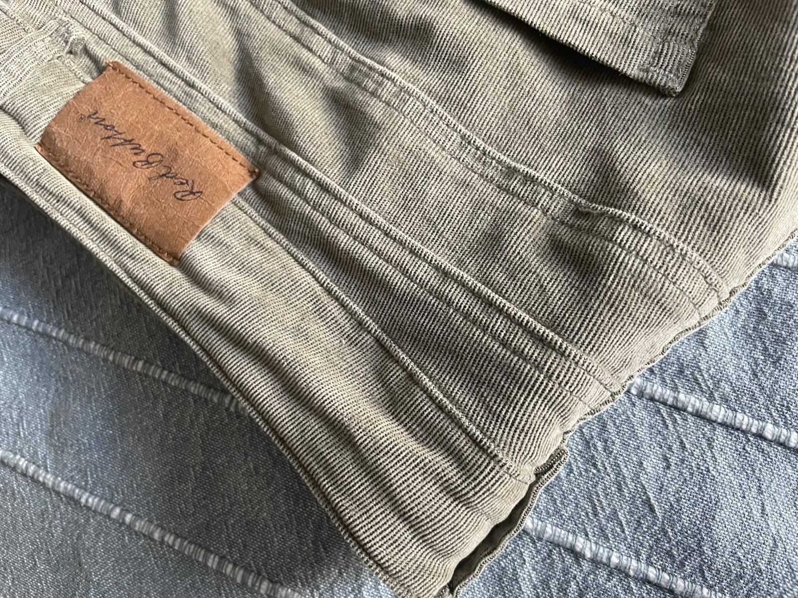 Khaki Red Button cordiroy broek mt 44, Maat 42/44 (L), Nieuw, Ophalen of Verzenden, Lang