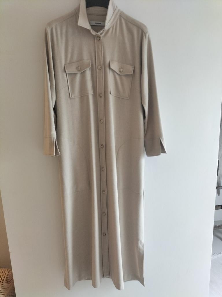 Prachtige jurk van het luxe merk Zenggi, Maat 38/40 (M), Zenggi, Beige, Ophalen of Verzenden