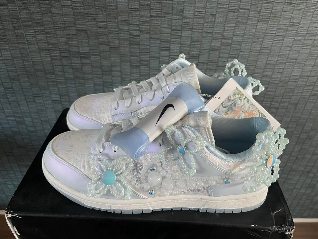 Nike Dunk Low EU 42 Susan Fang Artist Collection White, Kleding | Heren, Schoenen, Wit, Nieuw, Ophalen of Verzenden, Sneakers of Gympen