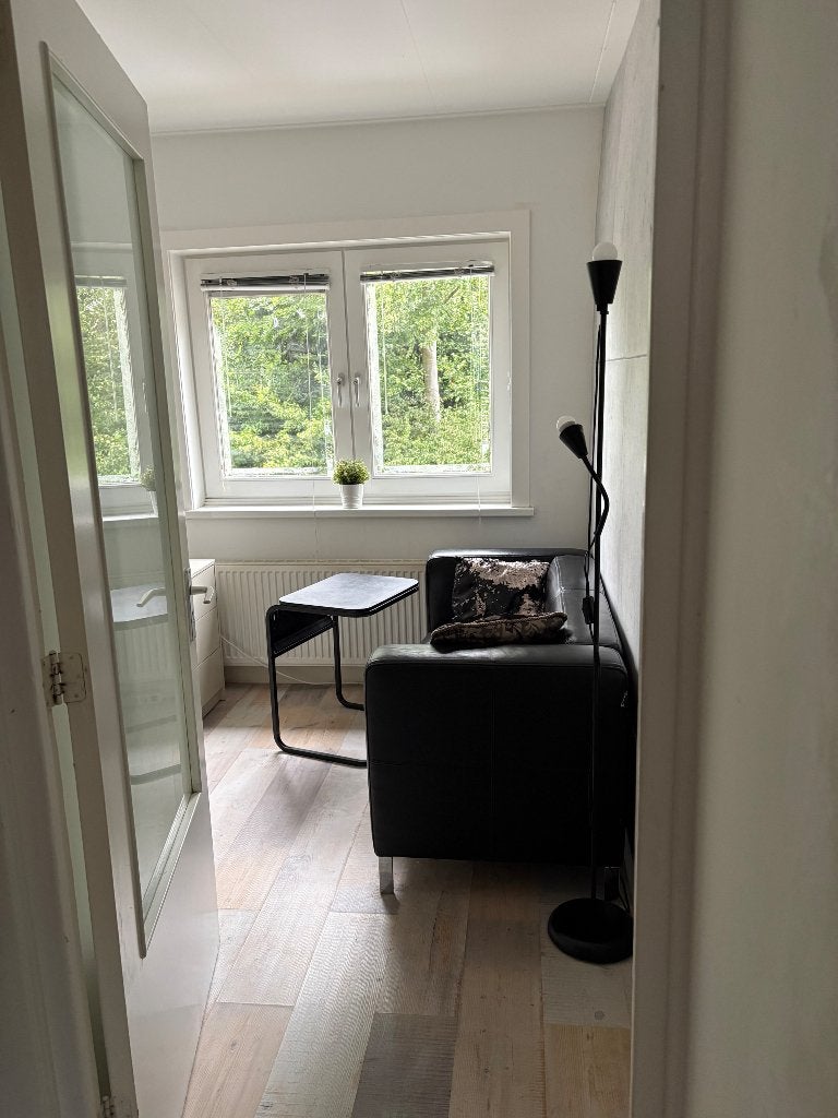Kamer met inschrijving Amsterdam, Huizen en Kamers, Amsterdam